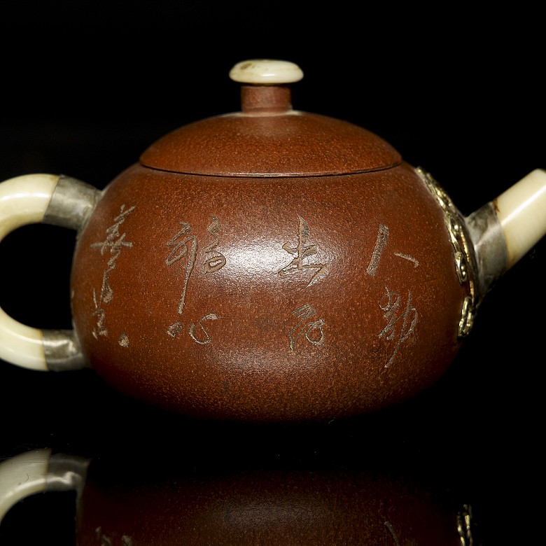 Two earthenware teapots, Yixing, 20th century