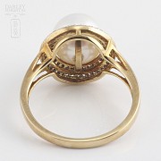 18k yellow gold ring with pearl and diamonds.