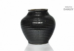 Striated ceramic vase, Qing dynasty