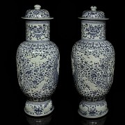 Pair of large vases with dragons, 20th century