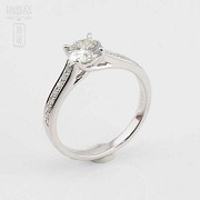 Diamond solitaire with brilliant cut.