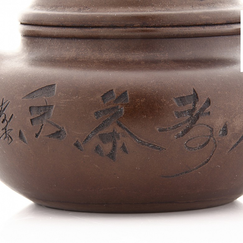 Clay teapot, China, Gu Jinzhou seal mark.