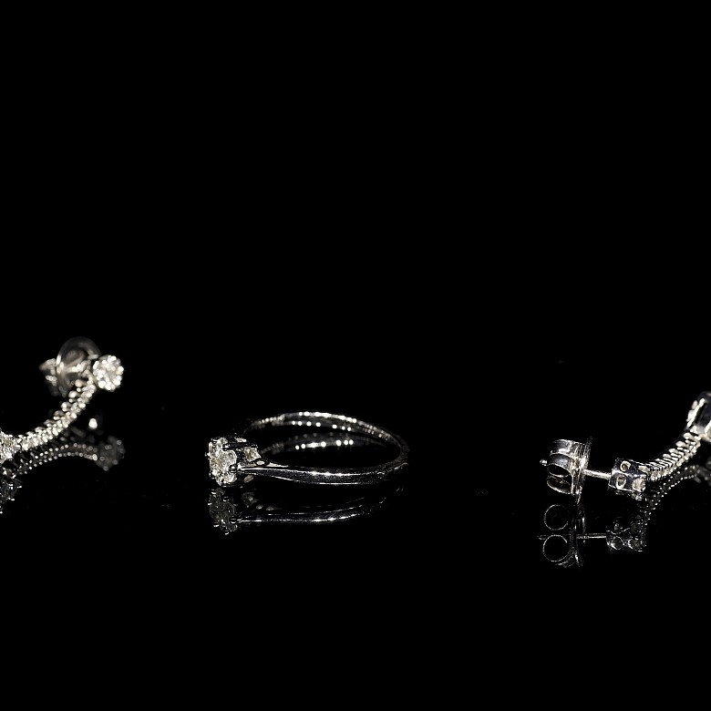 Set of earrings and ring in white gold and diamonds