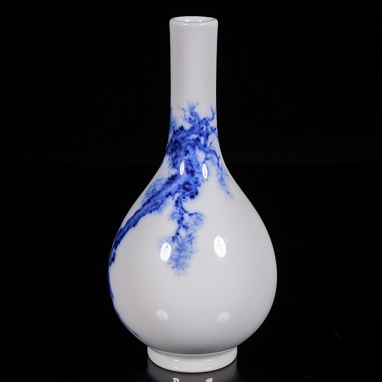 Small blue and white ‘Dan Ping’ vase, Minguo