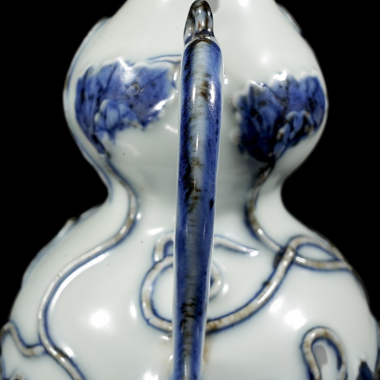 Blue-and-white porcelain ‘Hulu’ teapot, Ming dynasty