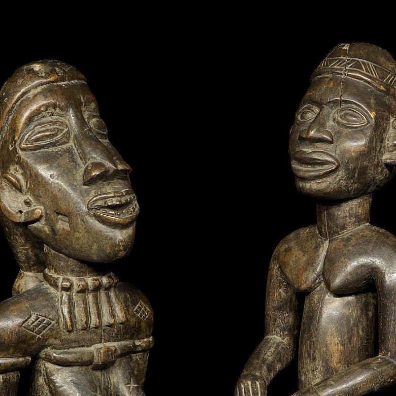 Dos figuras africanas de madera tallada, estilo Yoruba, s.XX