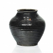 Striated ceramic vase, Qing dynasty