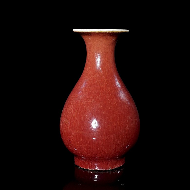 Red enamelled porcelain vase, Qing dynasty