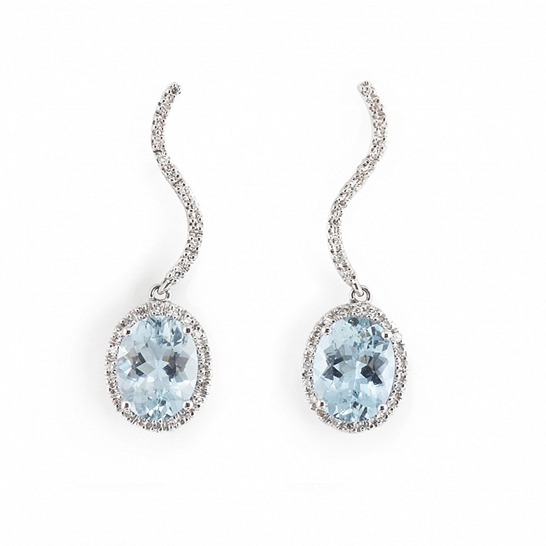 Aquamarine and diamond earrings in 18k white gold.