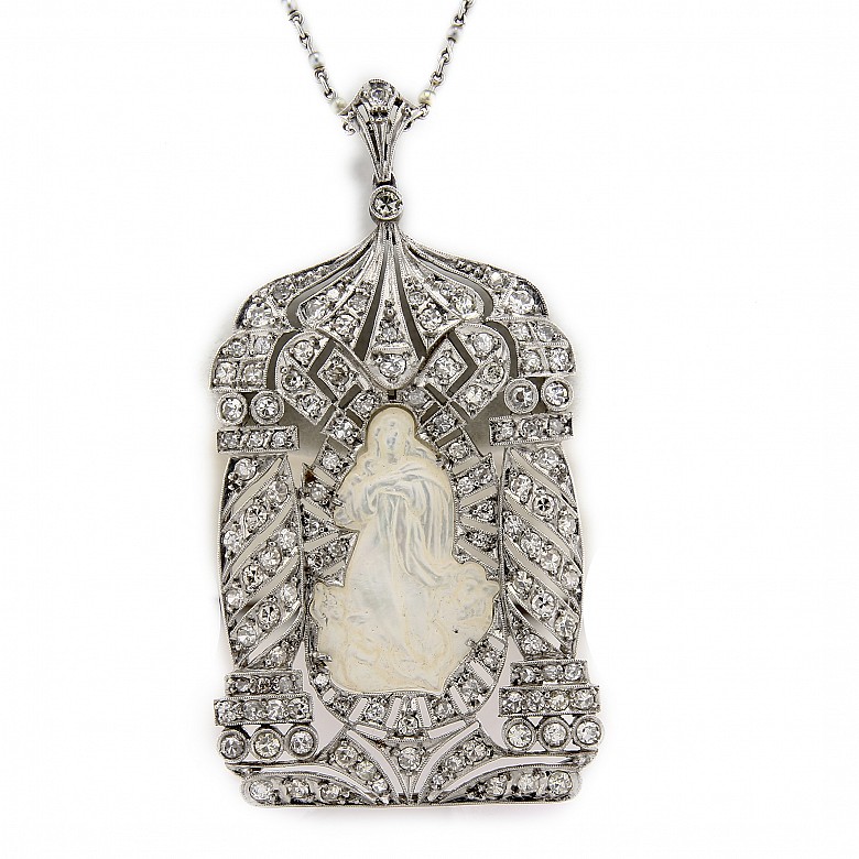 Colgante de oro blanco de 18k con virgen de nácar.