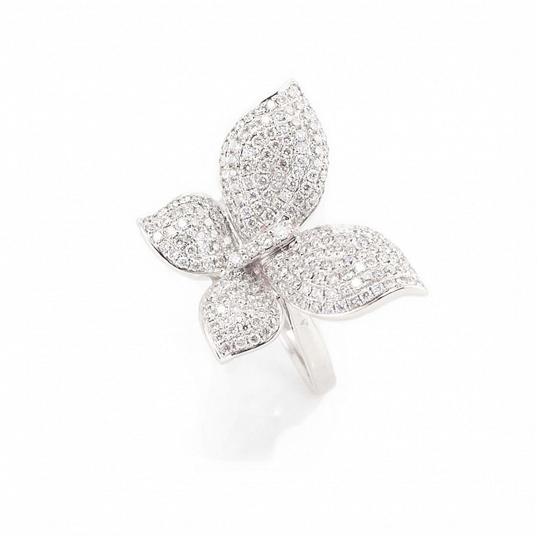 Ring in 18k white gold and diamonds.