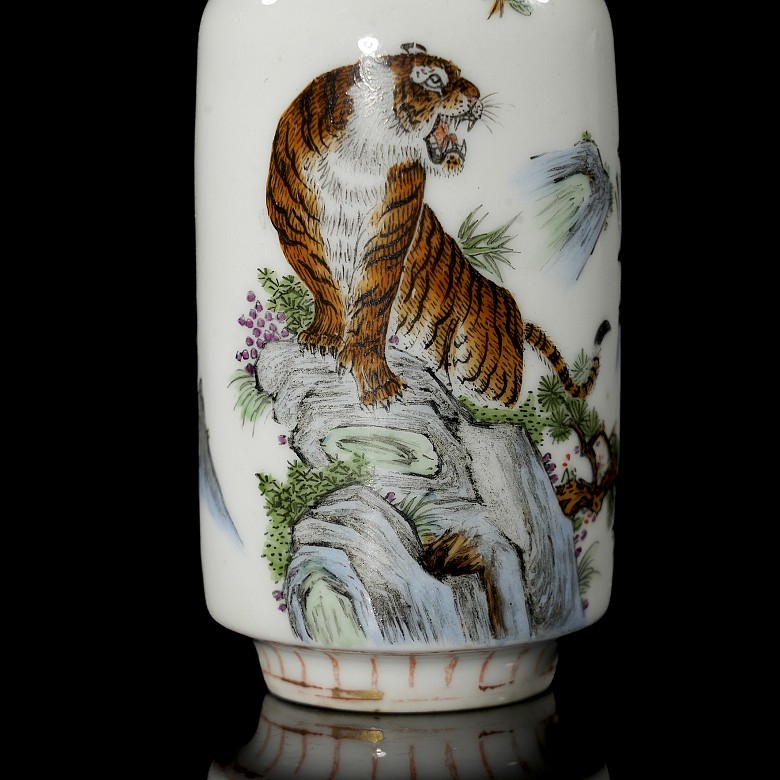 Porcelain snuff bottle ‘Tiger and Poem’, with Kangxi stamp