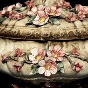 Capodimonte porcelain ‘Pair of soup tureens’, 20th century