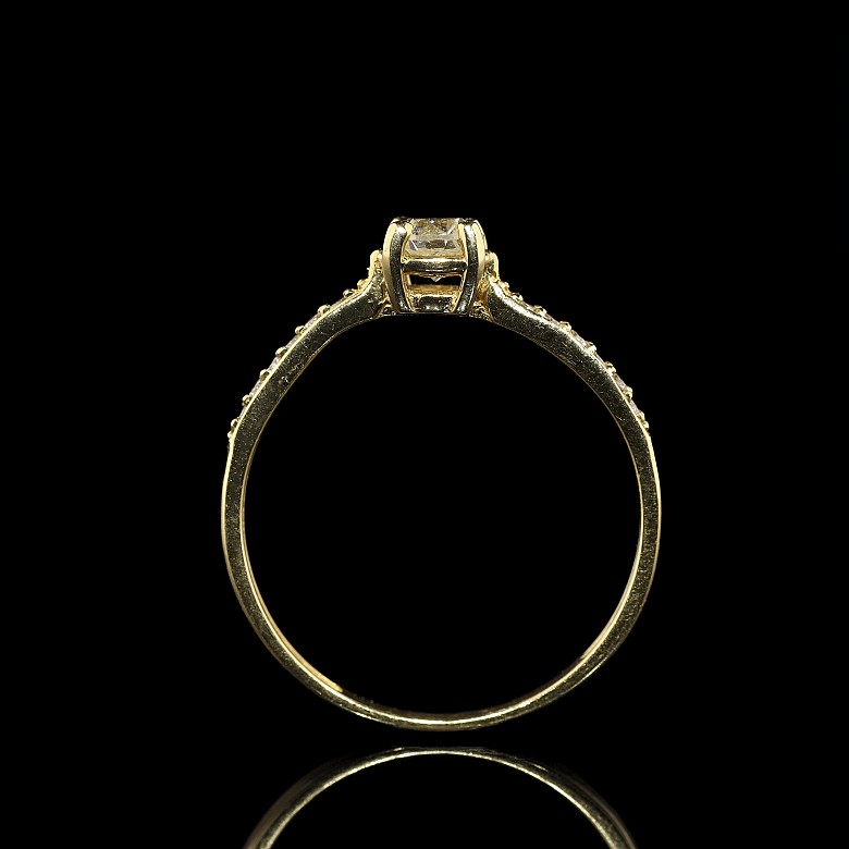 Anillo de oro amarillo 18 k con brillantes 0,30 ct.