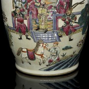 Porcelain vase ‘Scenes’, Qing dynasty