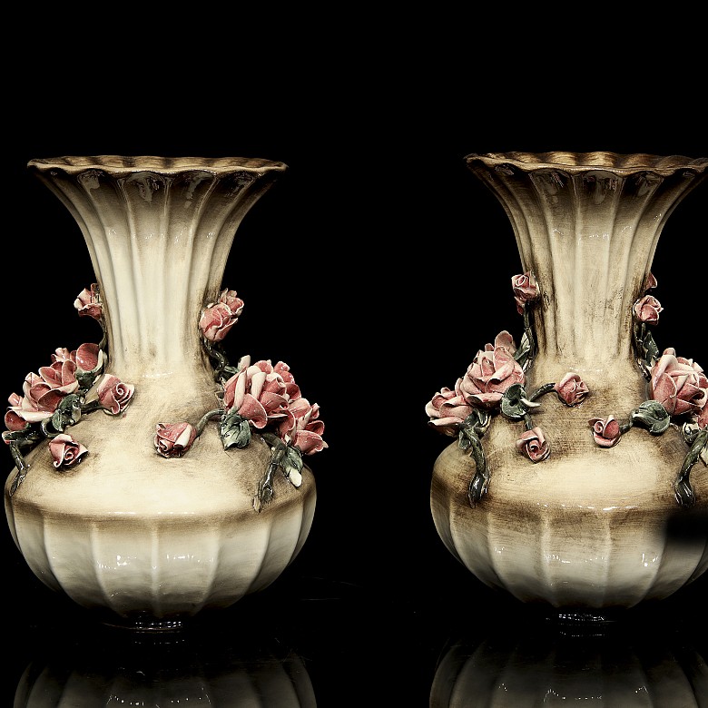 Capodimonte porcelain ‘Pair of vases with roses’, 20th century