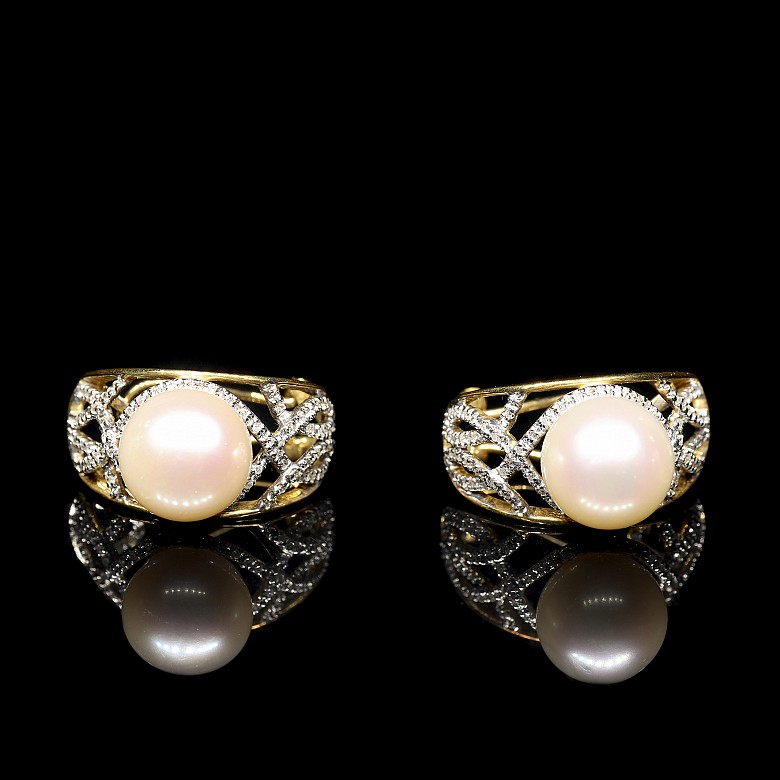 Yellow gold earrings with diamonds and pearls