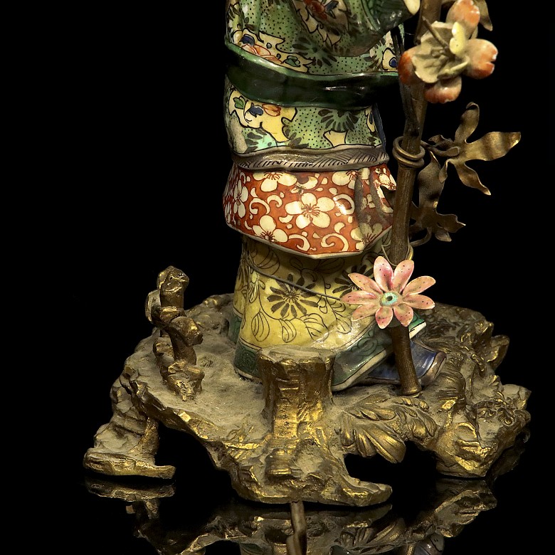 Bronze lamp with a chinese porcelain 