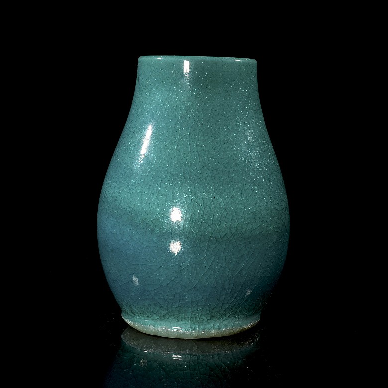 Blue-glazed pottery vase, Qing dynasty