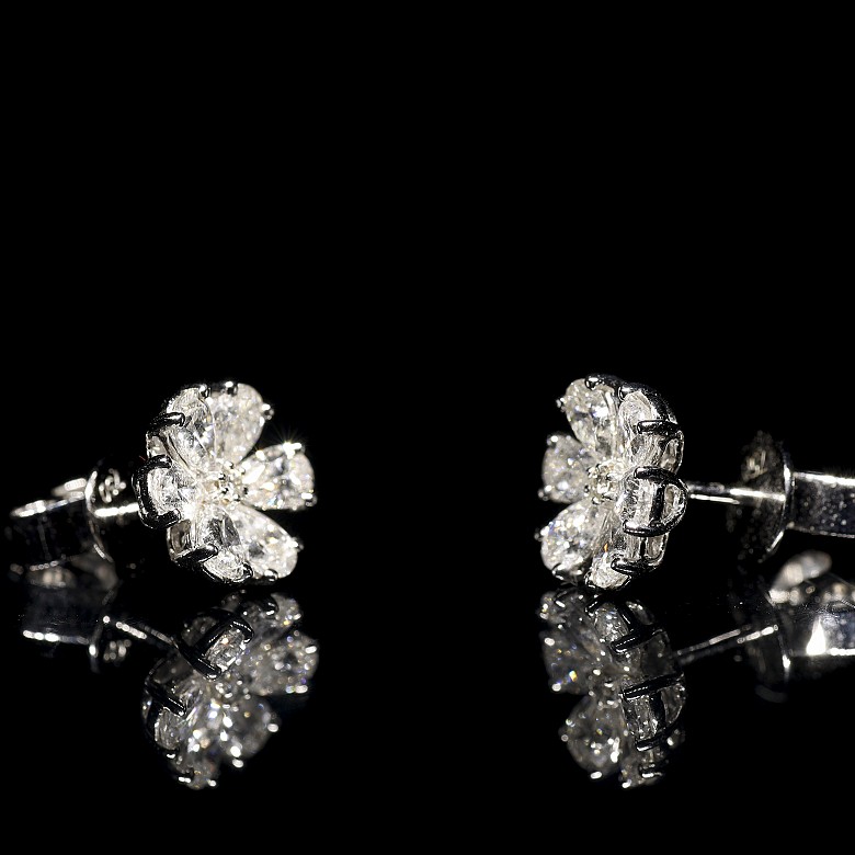 Earrings ‘Flower’ in 18 kt white gold and diamonds