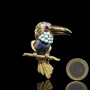 Yellow gold brooch with toucan shape