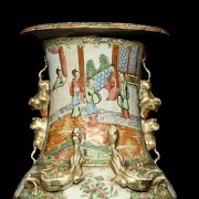 Pair of Cantonese vases “Palace scenes”, 19th century