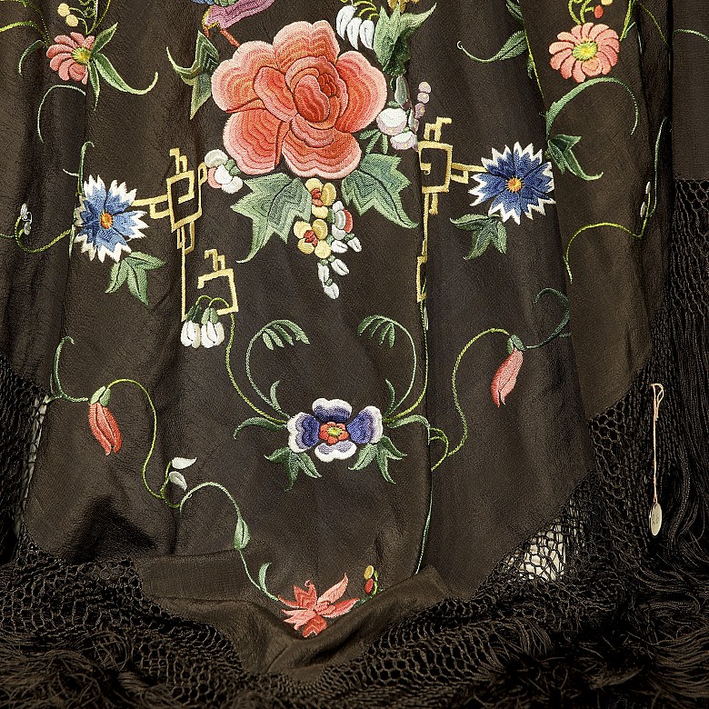 Elizabethan embroidered silk Manila shawl, 19th century