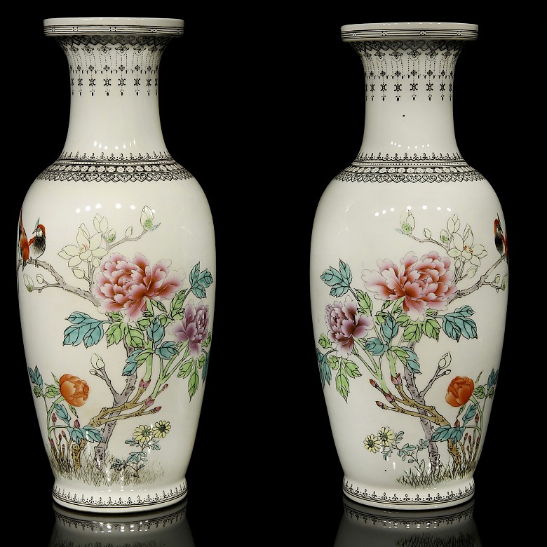 Pair of vases 