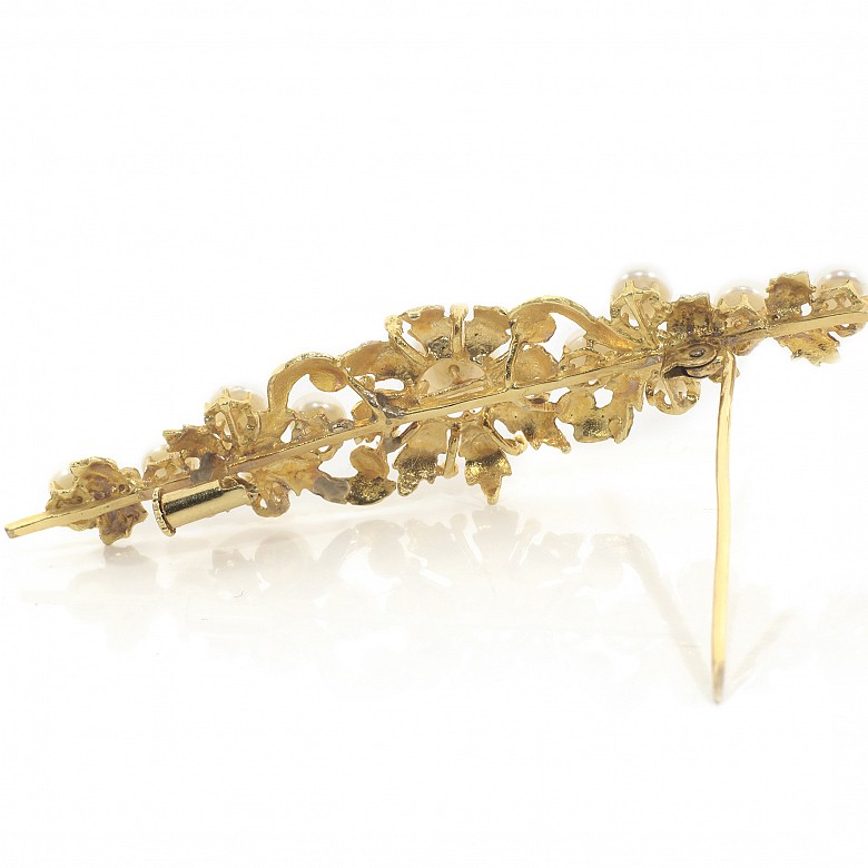 Elongated brooch in 18k yellow gold, pearls and zircons