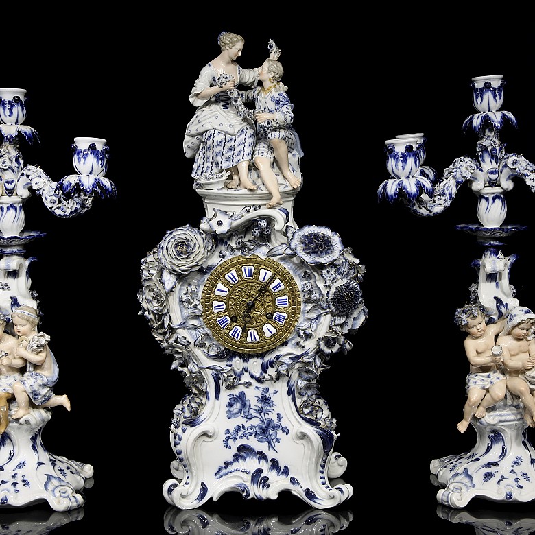 Juego de reloj con dos candelabros y peana, Meissen, S.XIX - XX