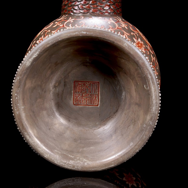 Enamelled ceramic jug ‘Dragon and Chrysanthemums’, with Qianlong Seal