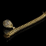 Bracelet in gold with oval ornament and diamonds