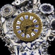 Juego de reloj con dos candelabros y peana, Meissen, S.XIX - XX