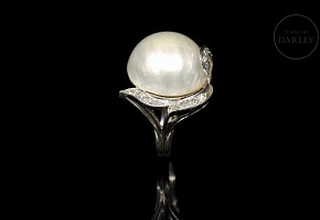 White gold ring with mother pearl