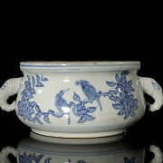 Blue-and-white porcelain censer ‘Birds and branches’, Qing dynasty