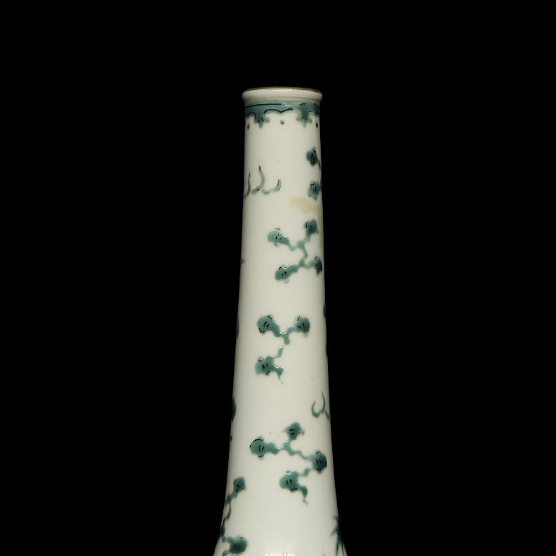 Enamelled porcelain vase ‘Dragons’, with Qianlong mark