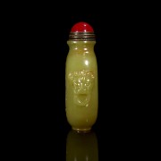 Yellow jade snuff bottle ‘Scene and poem’, Qing dynasty