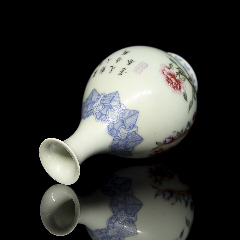 Small porcelain vase ‘Pheasants’, Yongzheng mark