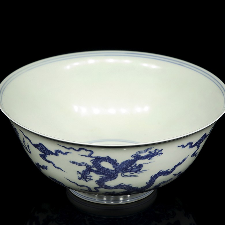 Porcelain dragon bowl, Qing dynasty