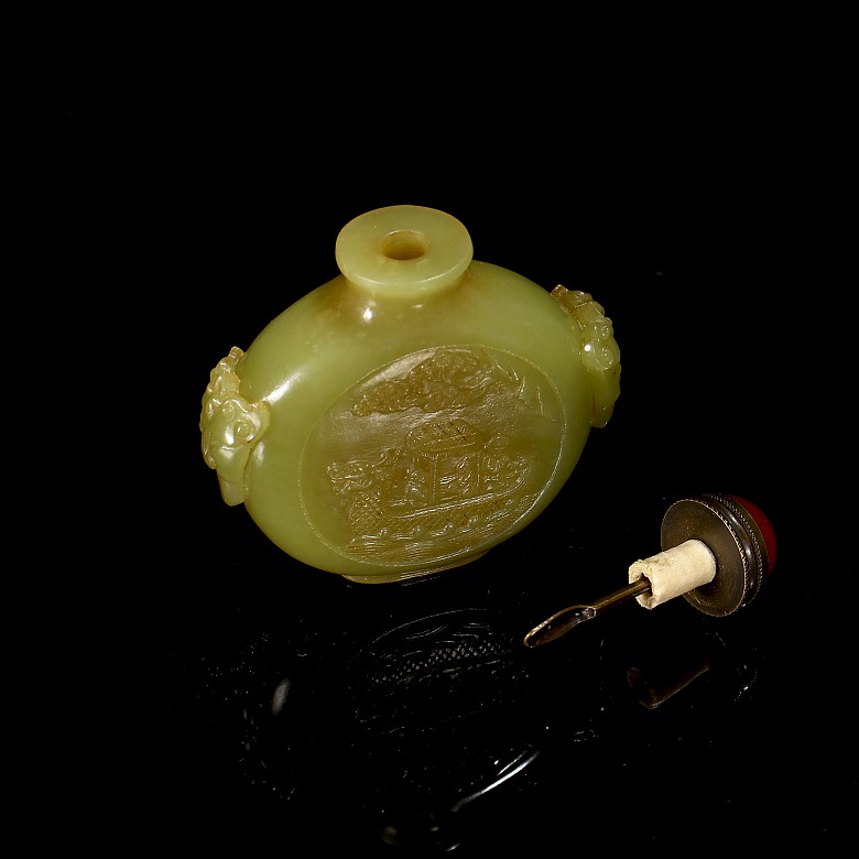 Yellow jade snuff bottle ‘Scene and poem’, Qing dynasty