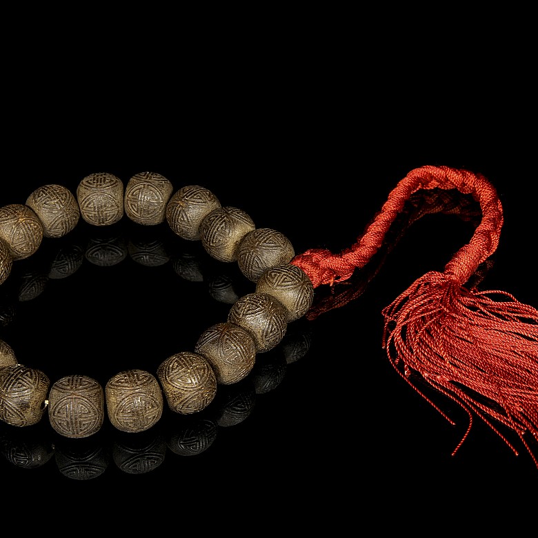 Carved wooden bead bracelet 