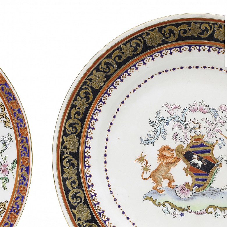 Pareja de platos de porcelana esmaltada, s.XX