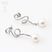 Earrings in 18k white gold, diamonds and pearls.