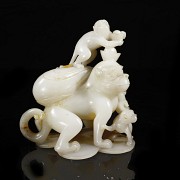 White jade figurine ‘Monkeys’, Qing dynasty