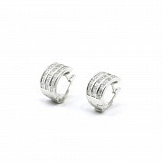 Earrings in 18K white gold with 42 diamonds.