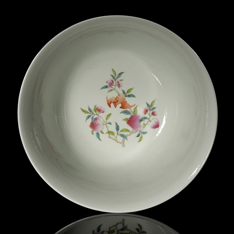 Polychrome porcelain bowl ‘Scenes’, Qing dynasty