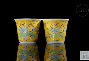 Pair of enamelled porcelain ‘Dragons’ cups, Qing dynasty