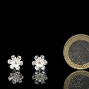 Earrings ‘Flower’ in 18 kt white gold and diamonds