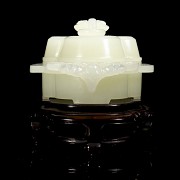 Heitan white jade lidded box, Qing dynasty, with Qianlong seal