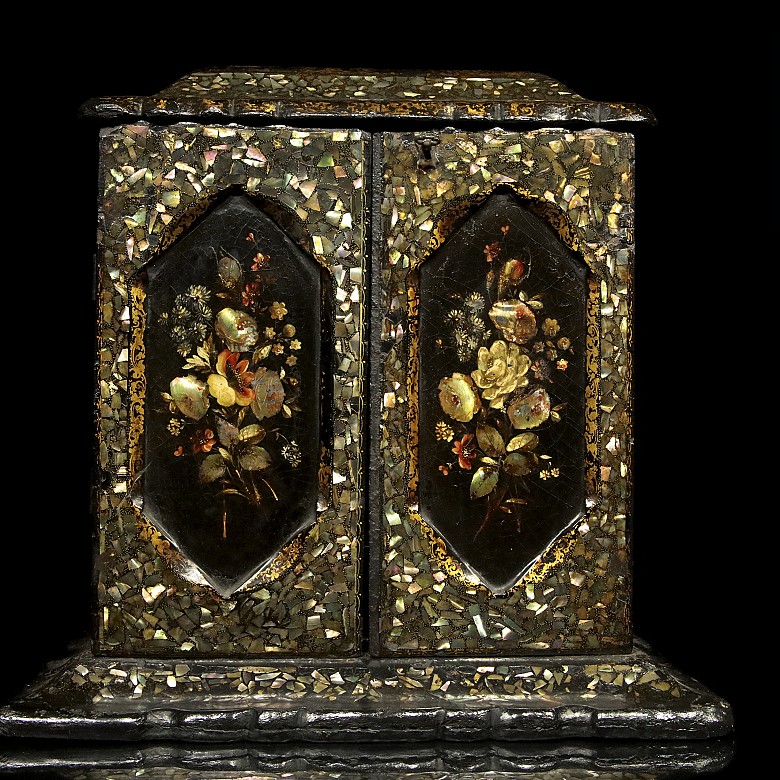 Jewelry box inlaid with mother-of-pearl, Asia, 19th century